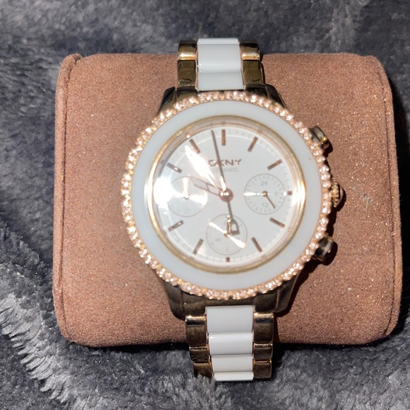 DKNY - Picture 5 of 5